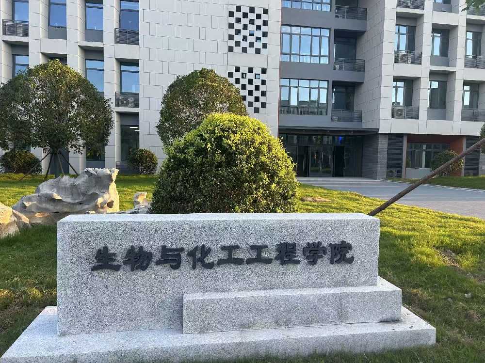 嵩明县扬州职业大学体育场高杆灯项目